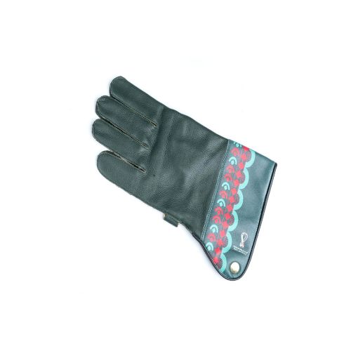 صورة الدس الخاص لحمل الصقور مصنوع يدوياً من جلد الغزال مع شعار كأس العالم الرسمي