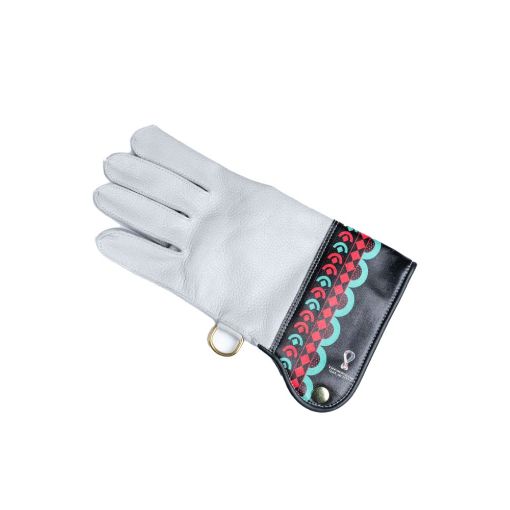 صورة الدس الخاص لحمل الصقور مصنوع يدوياً من جلد الغزال مع شعار كأس العالم الرسمي